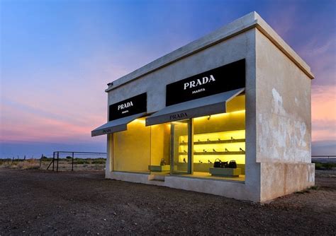 prada shop in the desert|Prada marfa picture.